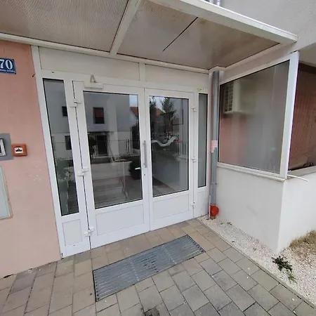 Ivano-free Parking - Self Check In زادار